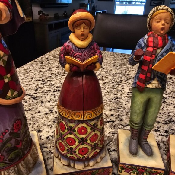 Jim Shore Heartwood Creek Carolers - Picture 4 of 16